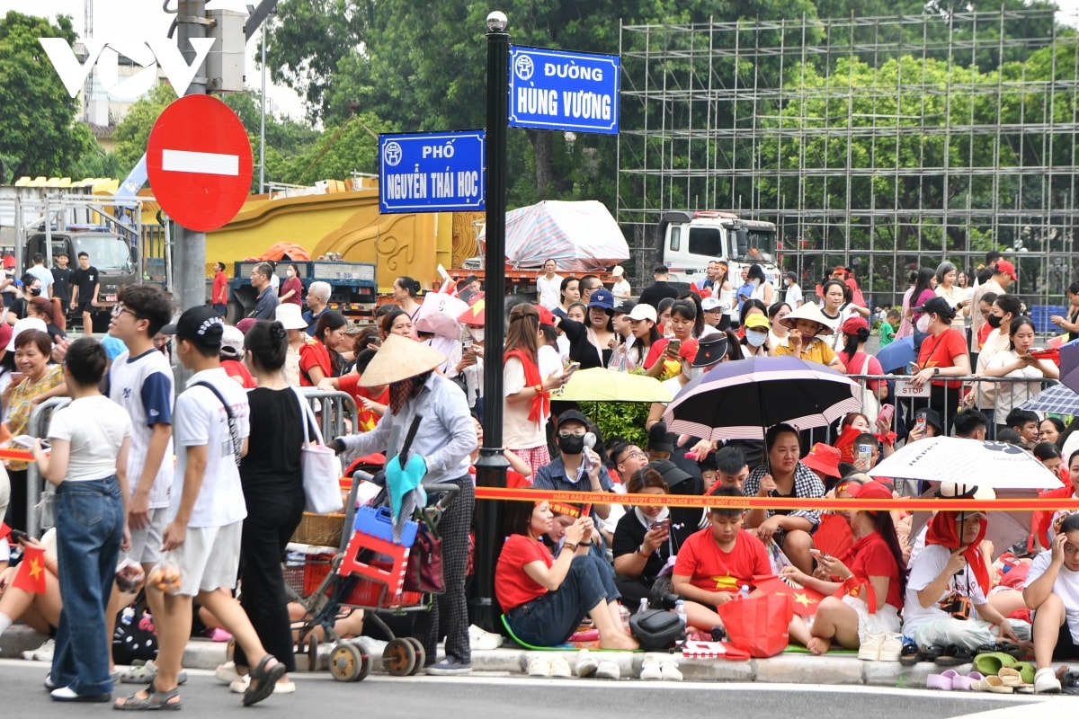 nguoi dan giu cho truoc nua ngay de co vi tri vang xem hop luyen dieu binh a80 hinh anh 1