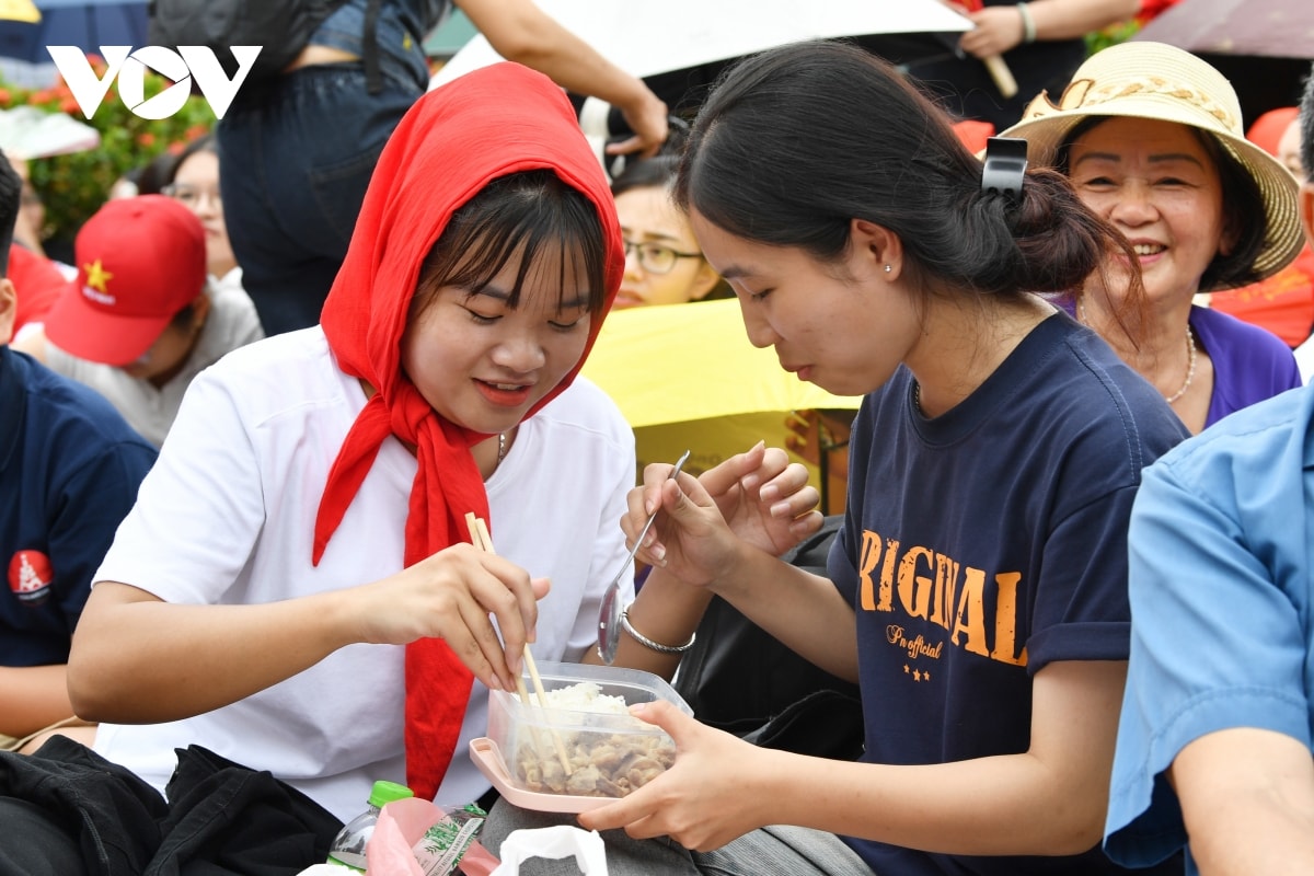 nguoi dan giu cho truoc nua ngay de co vi tri vang xem hop luyen dieu binh a80 hinh anh 7