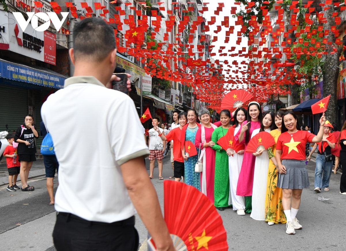 nguoi dan giu cho truoc nua ngay de co vi tri vang xem hop luyen dieu binh a80 hinh anh 9
