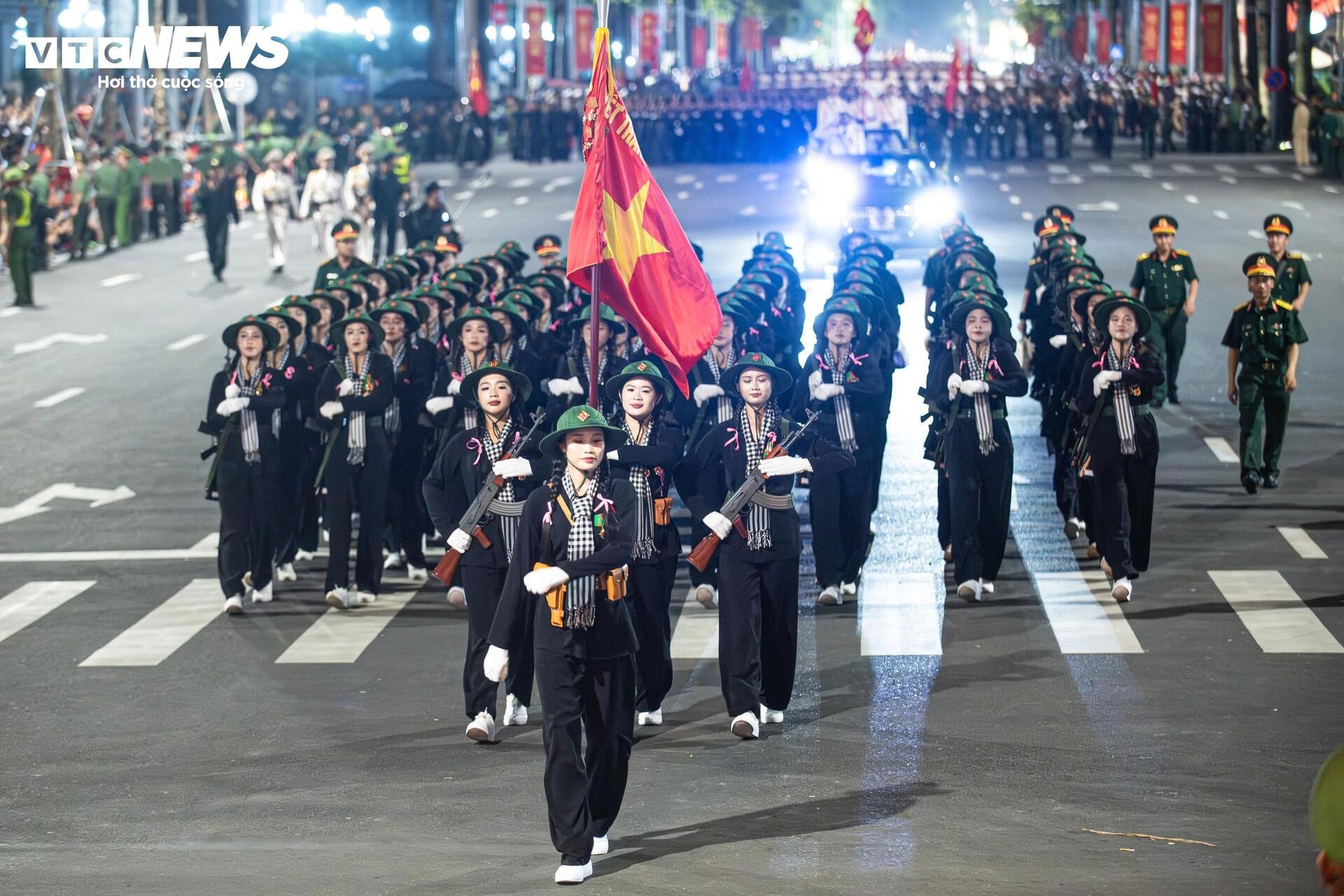 Gương mặt rạng ngời, bước chân thẳng tắp của nữ chiến sĩ ở Quảng trường Ba Đình - 10