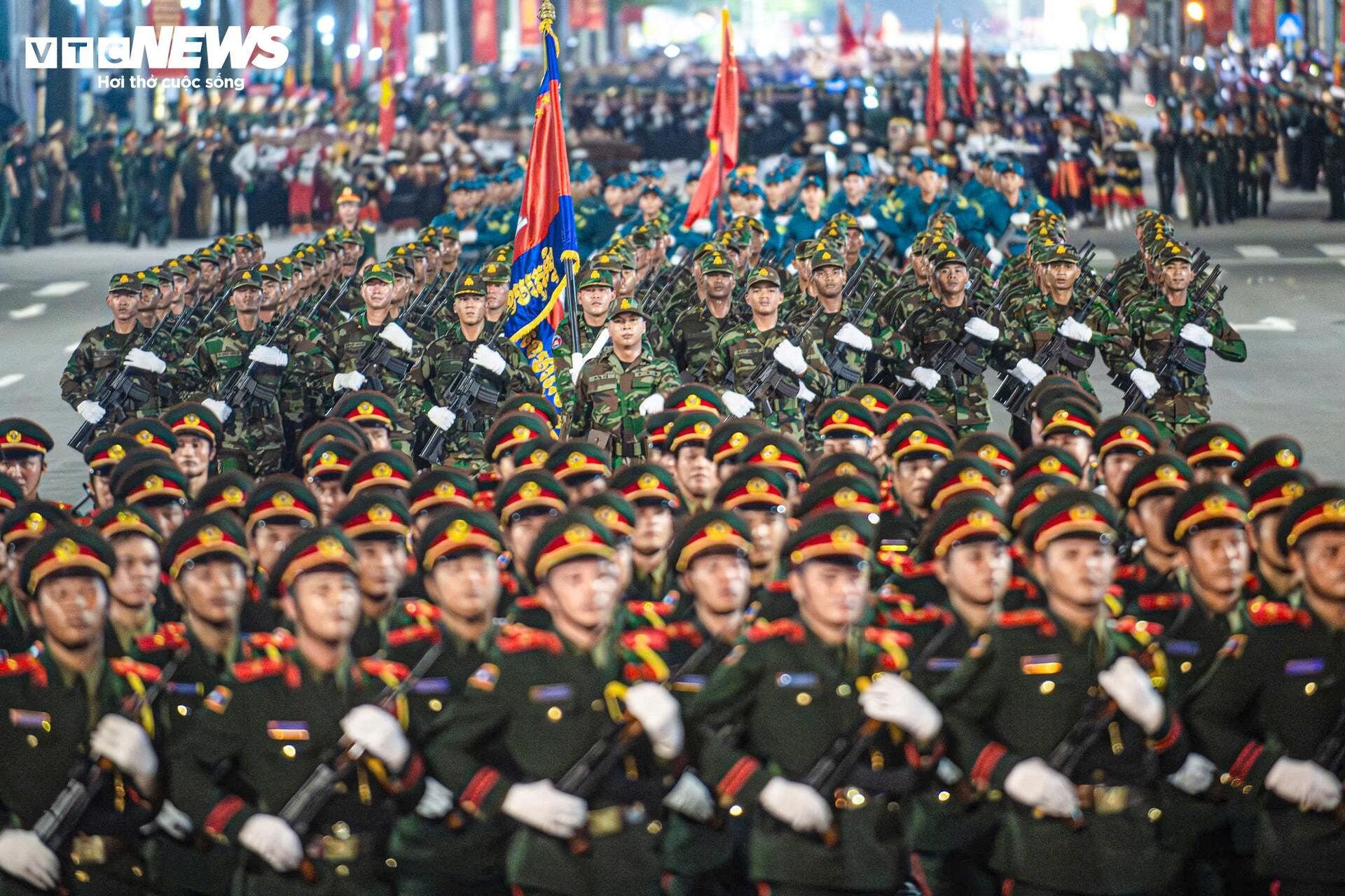 Quân đội Nga, Lào, Campuchia sải bước trong hợp luyện diễu binh ở Quảng trường Ba Đình - 2