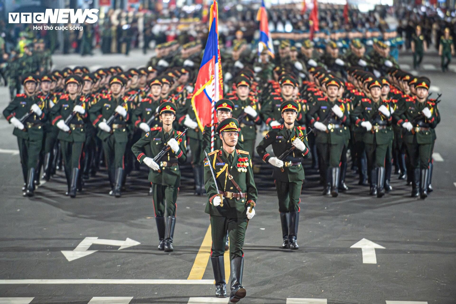 Quân đội Nga, Lào, Campuchia sải bước trong hợp luyện diễu binh ở Quảng trường Ba Đình - 3
