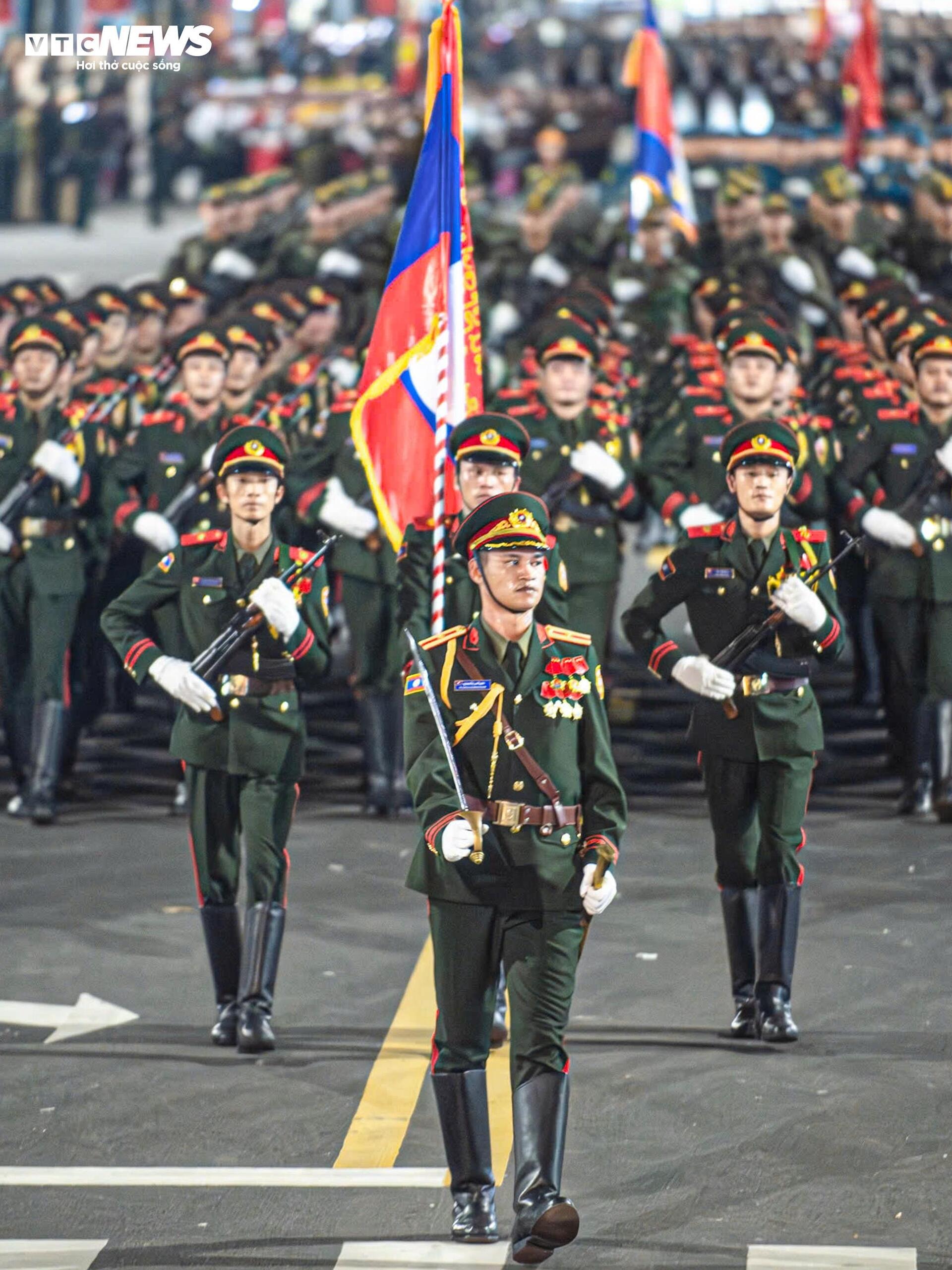 Quân đội Nga, Lào, Campuchia sải bước trong hợp luyện diễu binh ở Quảng trường Ba Đình - 6