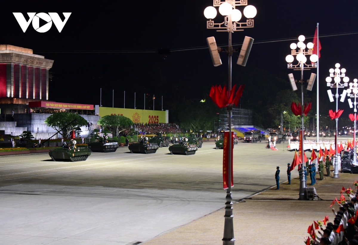 lan dau sau 40 nam, xe phao quan su pho dien suc manh tren quang truong ba Dinh hinh anh 4