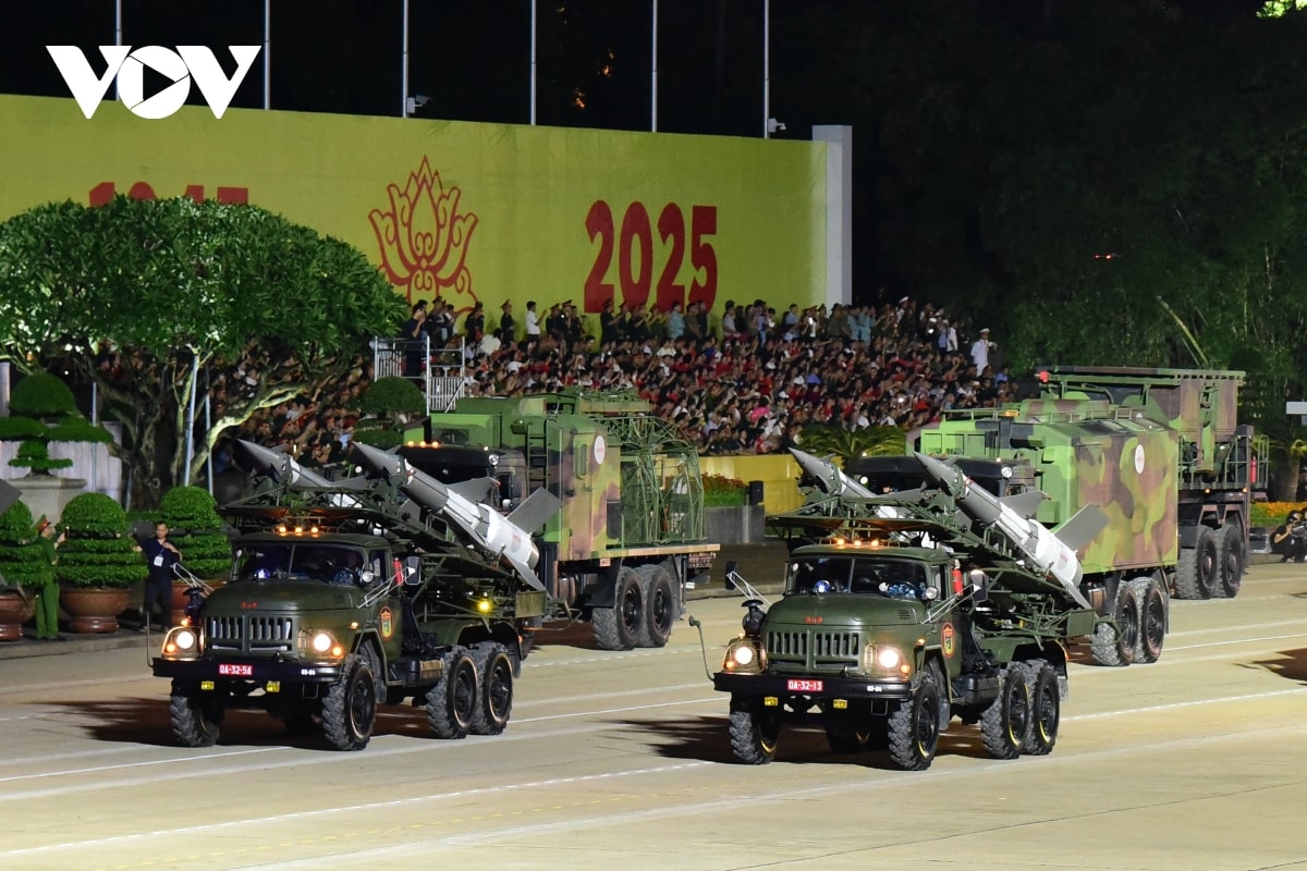 lan dau sau 40 nam, xe phao quan su pho dien suc manh tren quang truong ba Dinh hinh anh 9