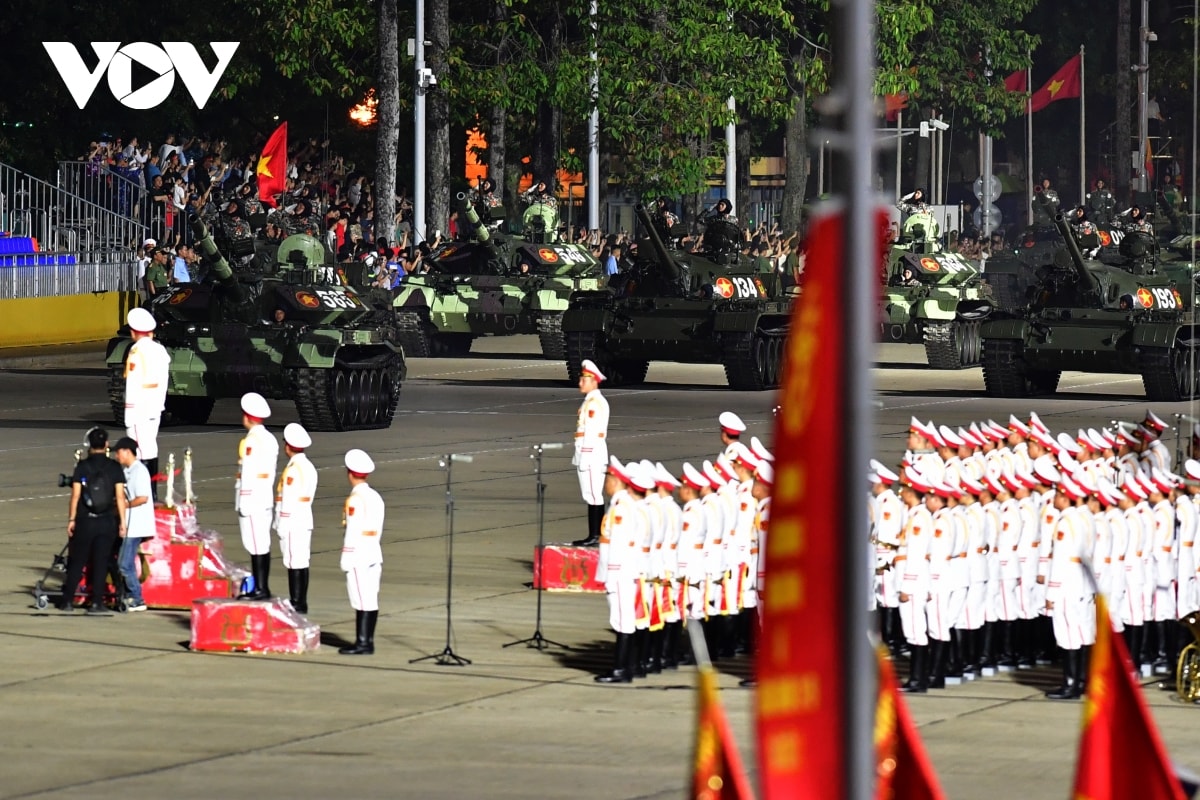 lan dau sau 40 nam, xe phao quan su pho dien suc manh tren quang truong ba Dinh hinh anh 3
