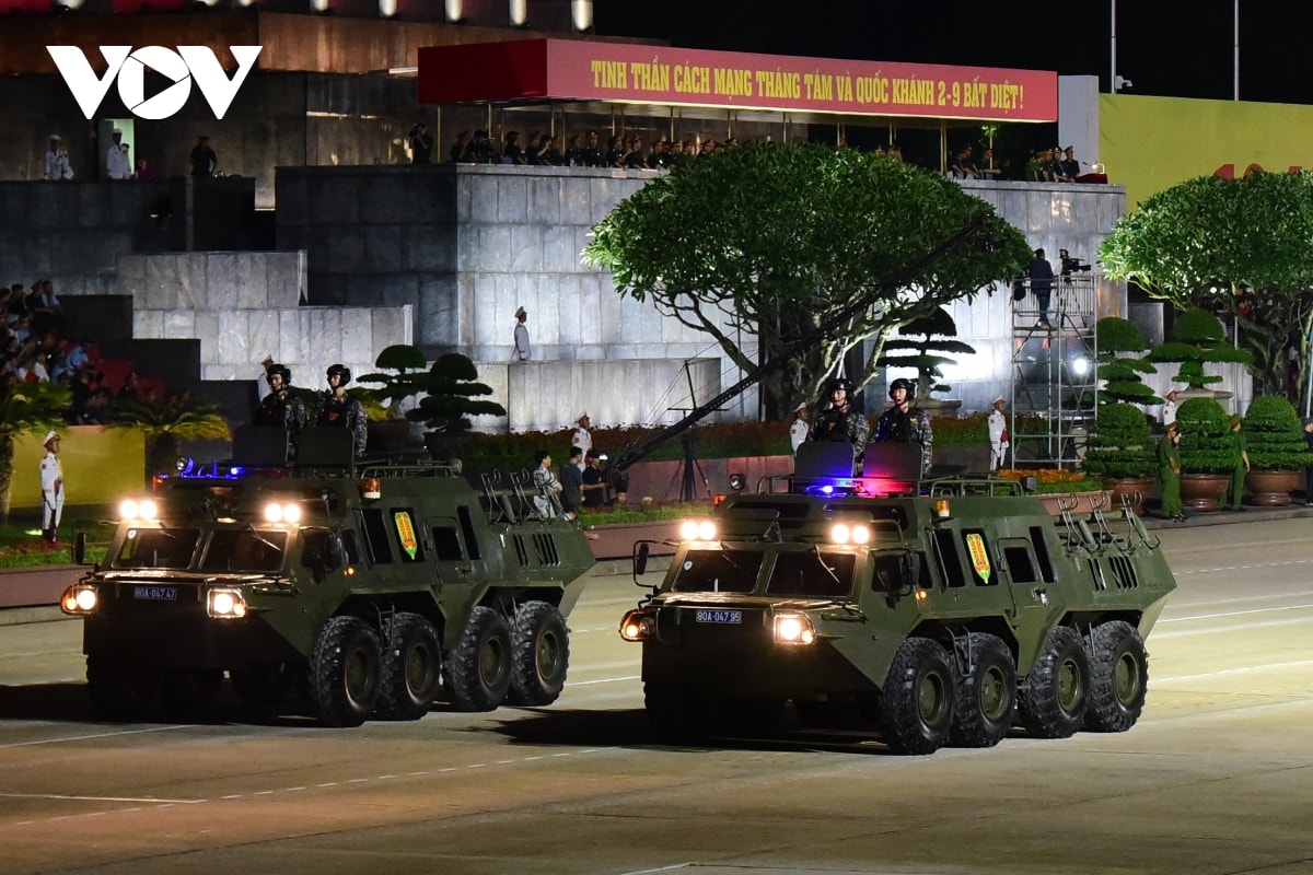 lan dau sau 40 nam, xe phao quan su pho dien suc manh tren quang truong ba Dinh hinh anh 14