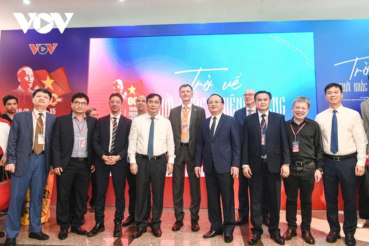 thực tế ảo trở về thời khắc thiêng liêng - tầm vóc lịch sử, công nghệ và chiến lược của Đài tiếng nói việt nam hình ảnh 1 thuc te ao tro ve thoi khac thieng lieng - tam voc lich su, cong nghe va chien luoc cua Dai tieng noi viet nam hinh anh 1
