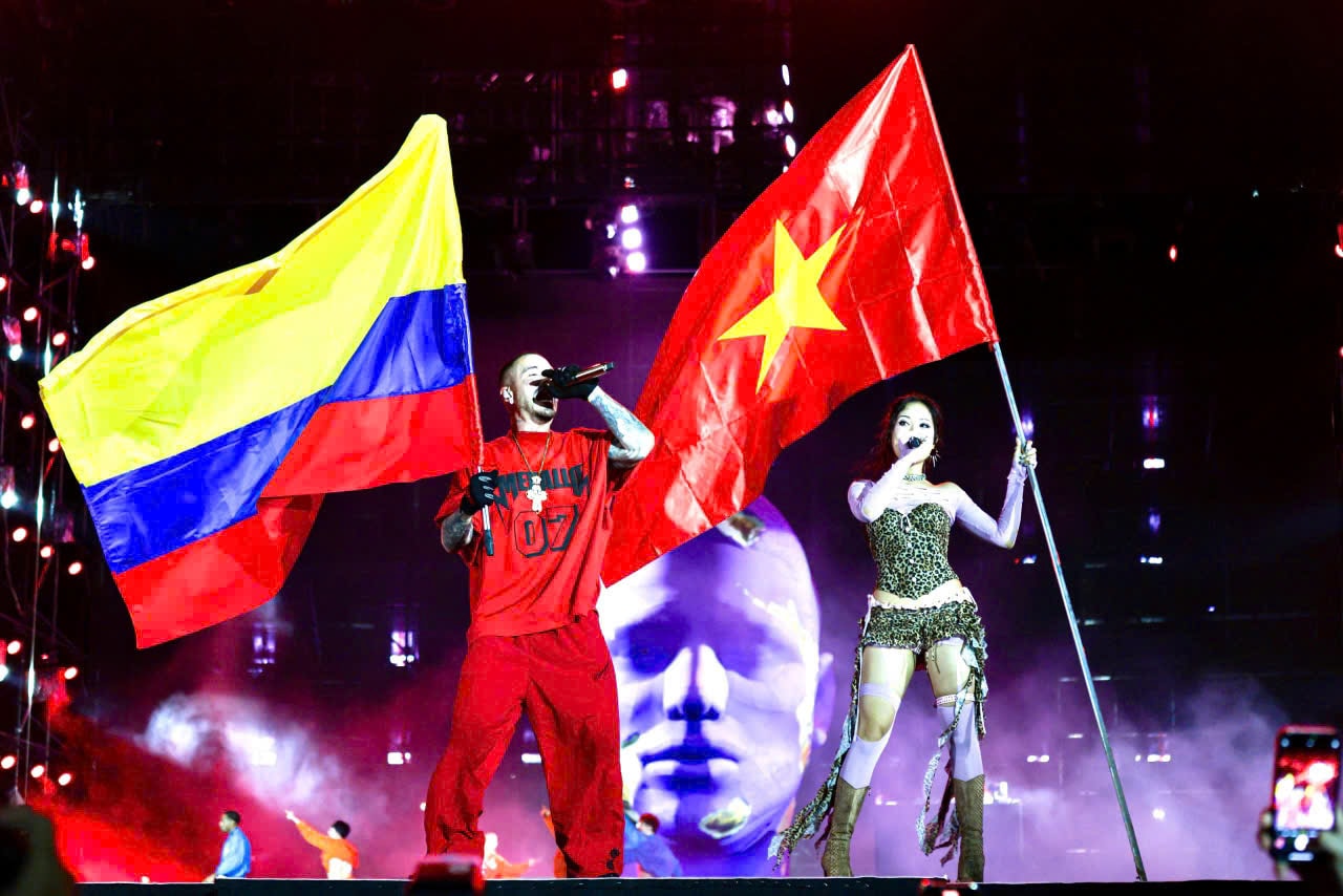 Không khí lễ hội tiếp tục được thổi bùng nhờ J Balvin, “ông hoàng reggaeton” thế hệ mới. Với loạt hit toàn cầu như Loco Contigo, Mi Gente, Amarillo, Taki Taki, nam nghệ sĩ khiến khán giả Việt nhảy không ngừng. Khoảnh khắc cờ Việt Nam và Colombia cùng tung bay trên sân khấu được xem là “Moment of Wonder” giàu ý nghĩa, nhất là trong dịp kỷ niệm 80 năm Quốc khánh.