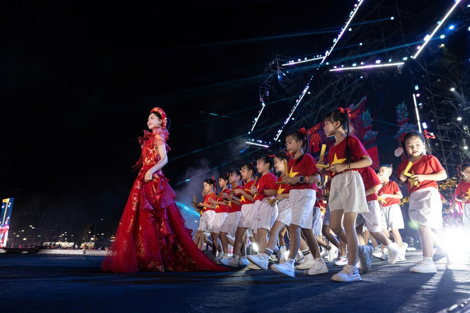 Phần trình diễn Bắc Bling năm nay có sự tham gia của 200 em nhỏ quê hương Lạc Xá (Bắc Ninh), mặc áo cờ đỏ sao vàng, thay cho sự xuất hiện của Xuân Hinh và Tuấn Cry. Hòa Minzy gọi đây là “ngày đặc biệt để tôn vinh văn hóa dân tộc”. Cô mang theo 1.000 con tò he như một món quà gắn kết, đồng thời gửi gắm cảm xúc riêng khi hát Không thể cùng nhau suốt kiếp và giới thiệu Nỗi đau giữa hòa bình