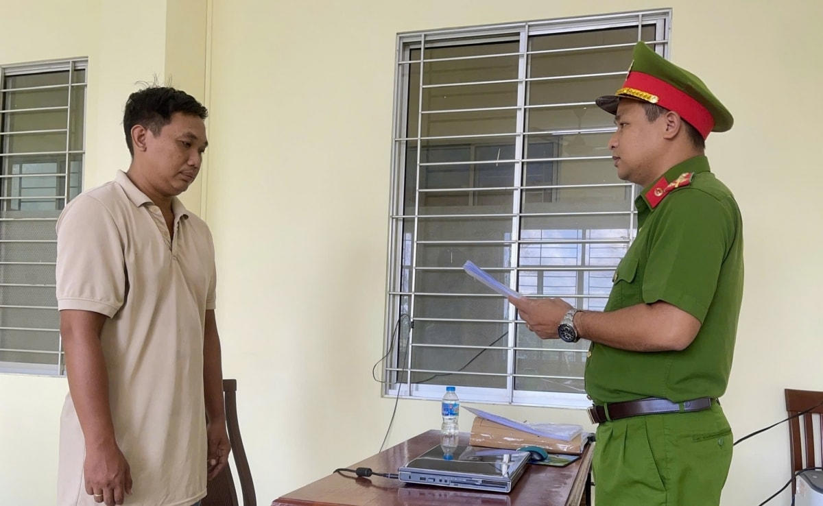 hai doi tuong bi khoi to vi ban 80 hoa don khong tri gia hon 350 trieu dong hinh anh 1