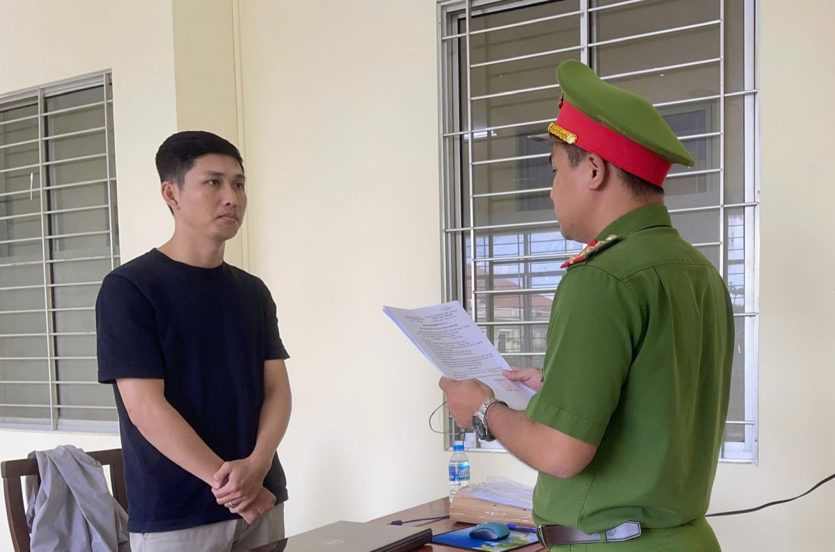 hai doi tuong bi khoi to vi ban 80 hoa don khong tri gia hon 350 trieu dong hinh anh 2