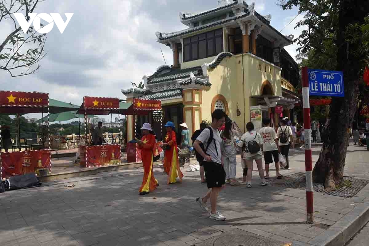 quang truong Dong kinh nghia thuc mang dien mao moi, ruc co do sao vang hinh anh 8
