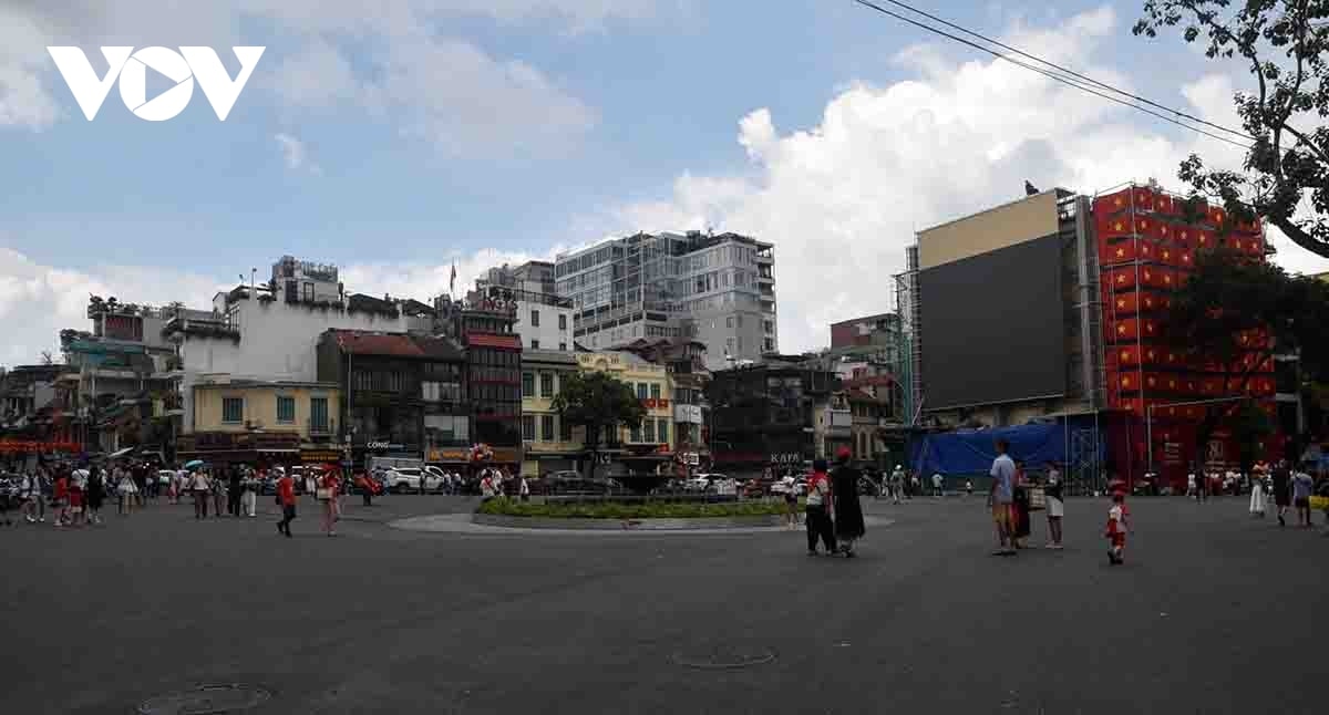 quang truong Dong kinh nghia thuc mang dien mao moi, ruc co do sao vang hinh anh 2