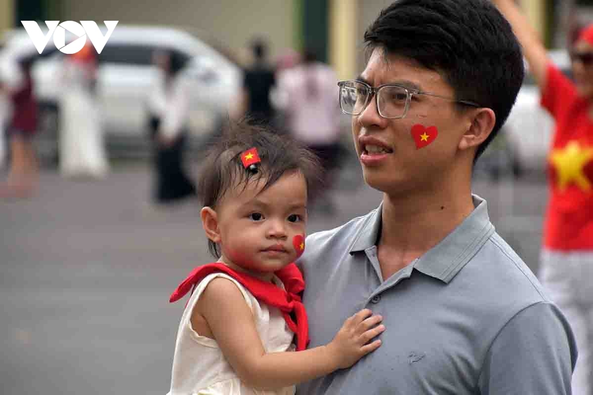quang truong Dong kinh nghia thuc mang dien mao moi, ruc co do sao vang hinh anh 7