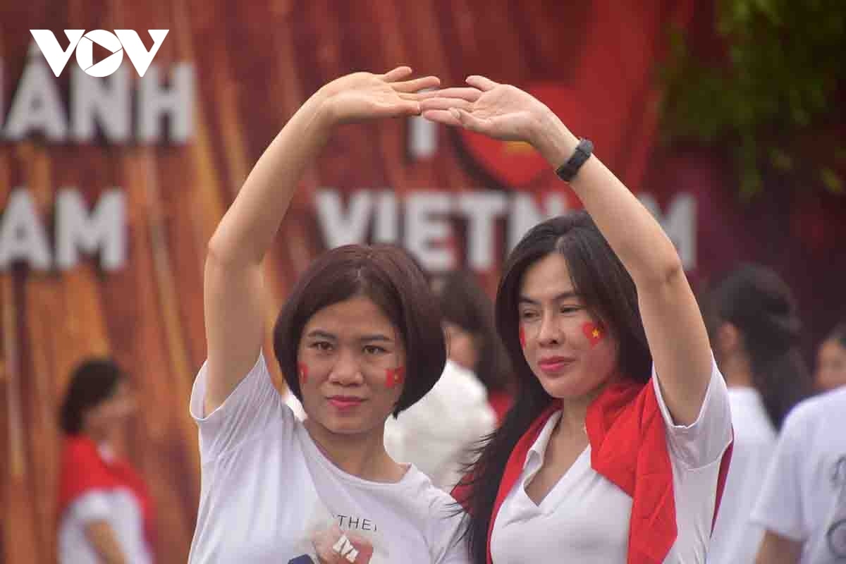 quang truong Dong kinh nghia thuc mang dien mao moi, ruc co do sao vang hinh anh 6