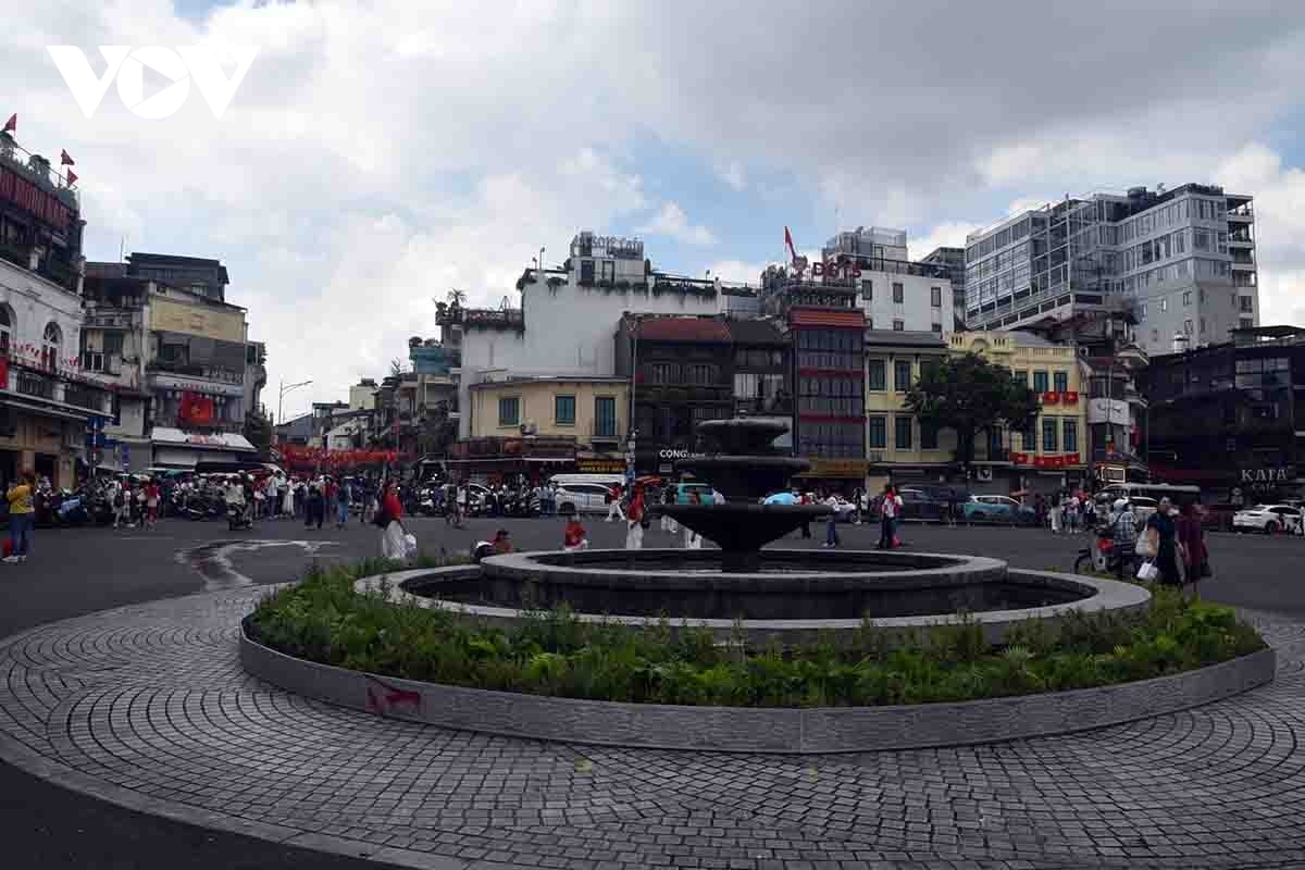 quang truong Dong kinh nghia thuc mang dien mao moi, ruc co do sao vang hinh anh 3