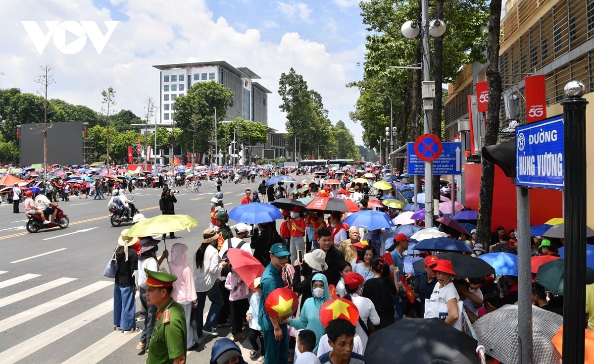 nguoi dan vuot nang, thang mua cho xem hop luyen dieu binh hinh anh 6