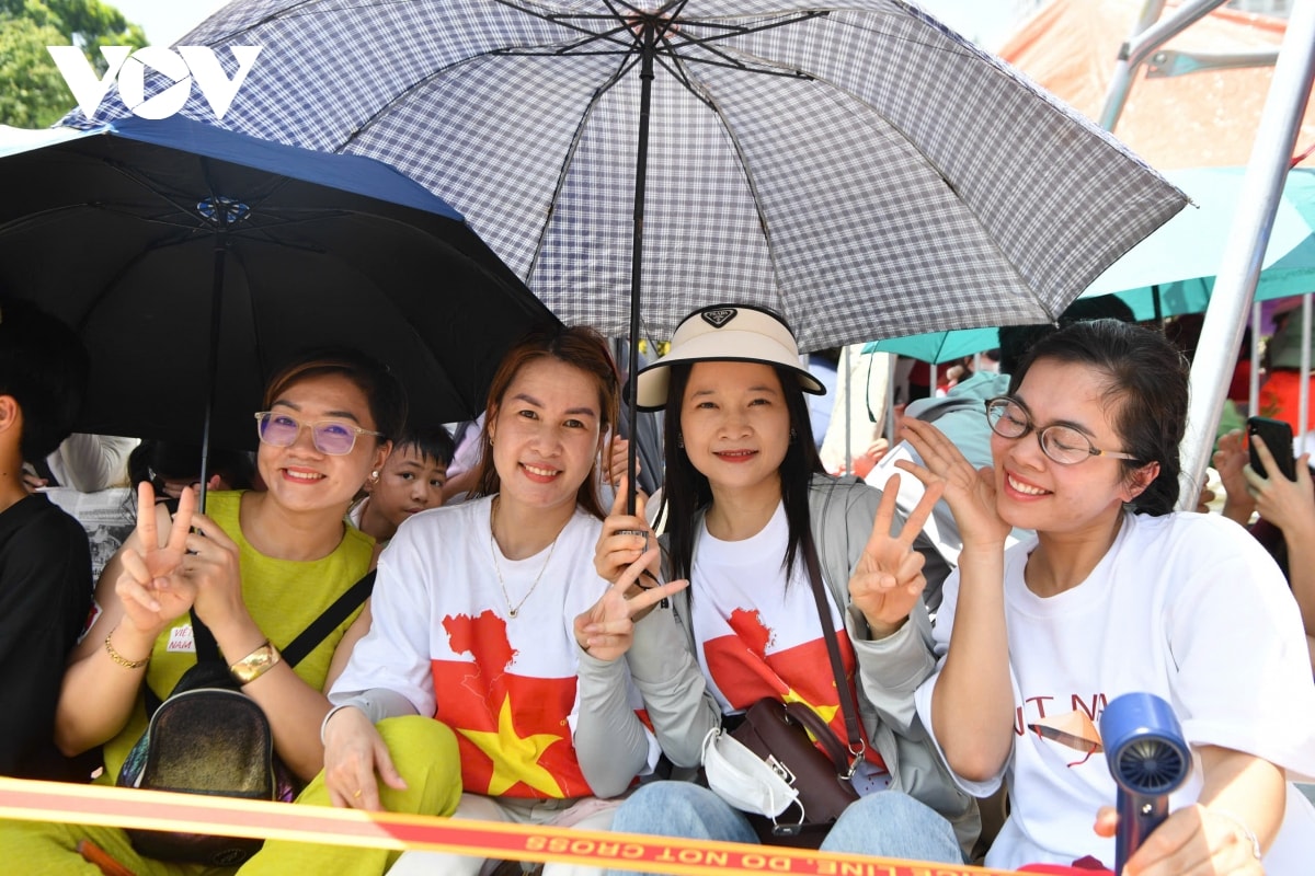 nguoi dan vuot nang, thang mua cho xem hop luyen dieu binh hinh anh 2