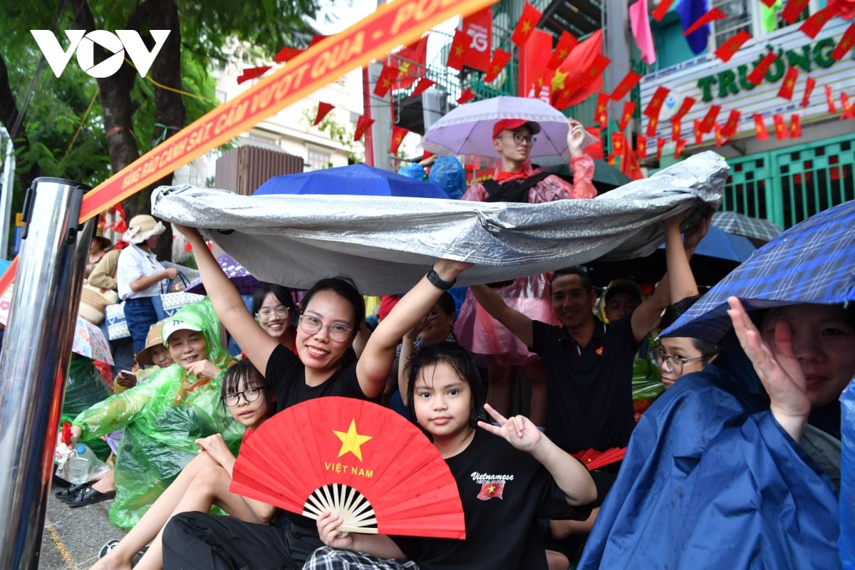 nguoi dan vuot nang, thang mua cho xem hop luyen dieu binh hinh anh 11
