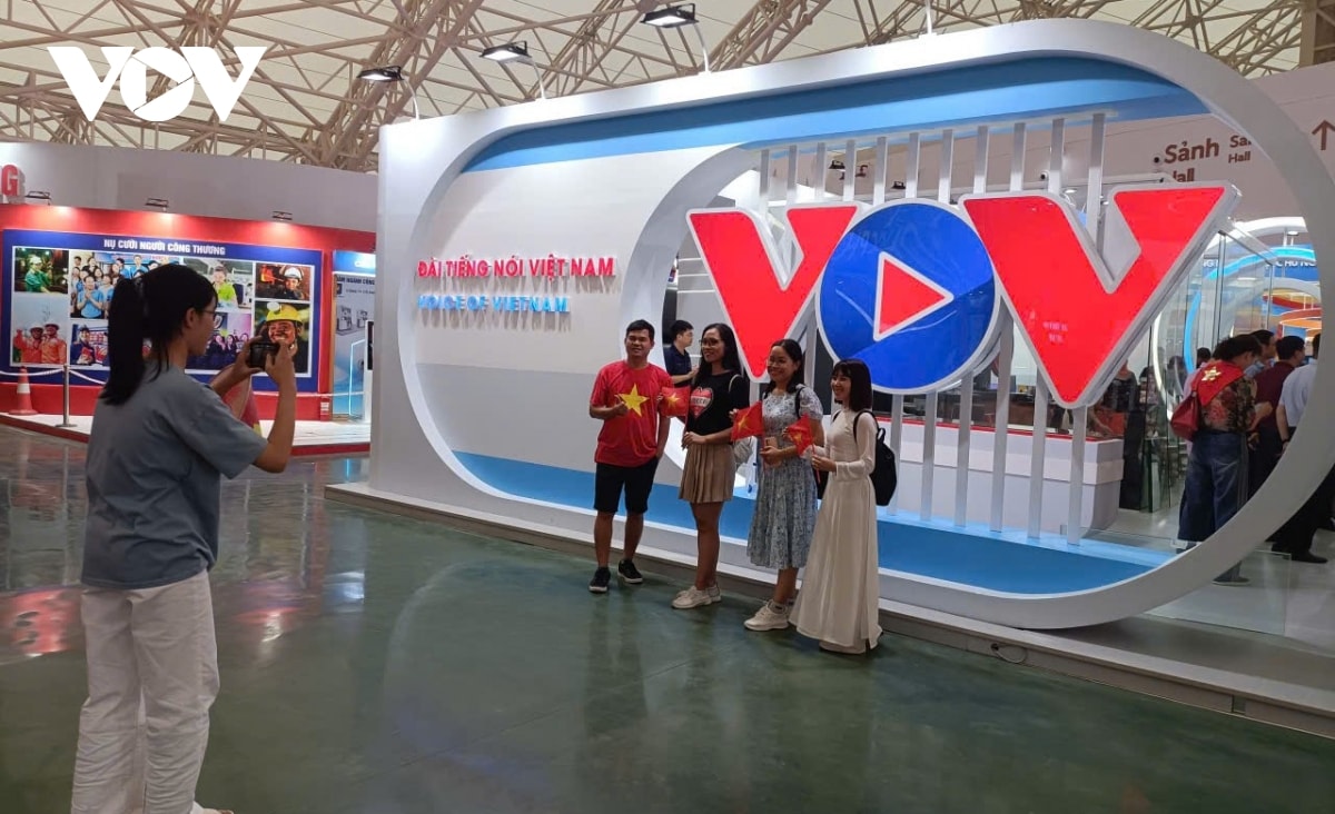 tổng giám đốc Đỗ tiến sỹ thăm gian trưng bày của vov tại triển lãm 80 năm hình ảnh 4 tong giam doc Do tien sy tham gian trung bay cua vov tai trien lam 80 nam hinh anh 4