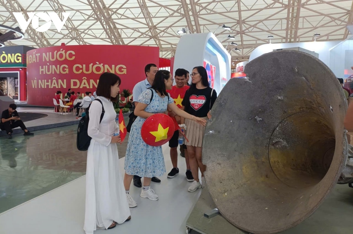 tổng giám đốc Đỗ tiến sỹ thăm gian trưng bày của vov tại triển lãm 80 năm hình ảnh 2 tong giam doc Do tien sy tham gian trung bay cua vov tai trien lam 80 nam hinh anh 2