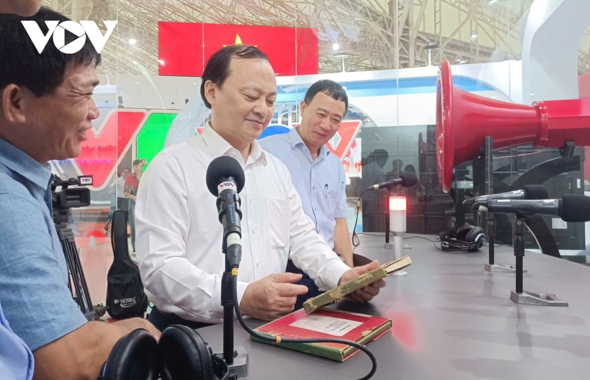 tổng giám đốc Đỗ tiến sỹ thăm gian trưng bày của vov tại triển lãm 80 năm hình ảnh 1 tong giam doc Do tien sy tham gian trung bay cua vov tai trien lam 80 nam hinh anh 1