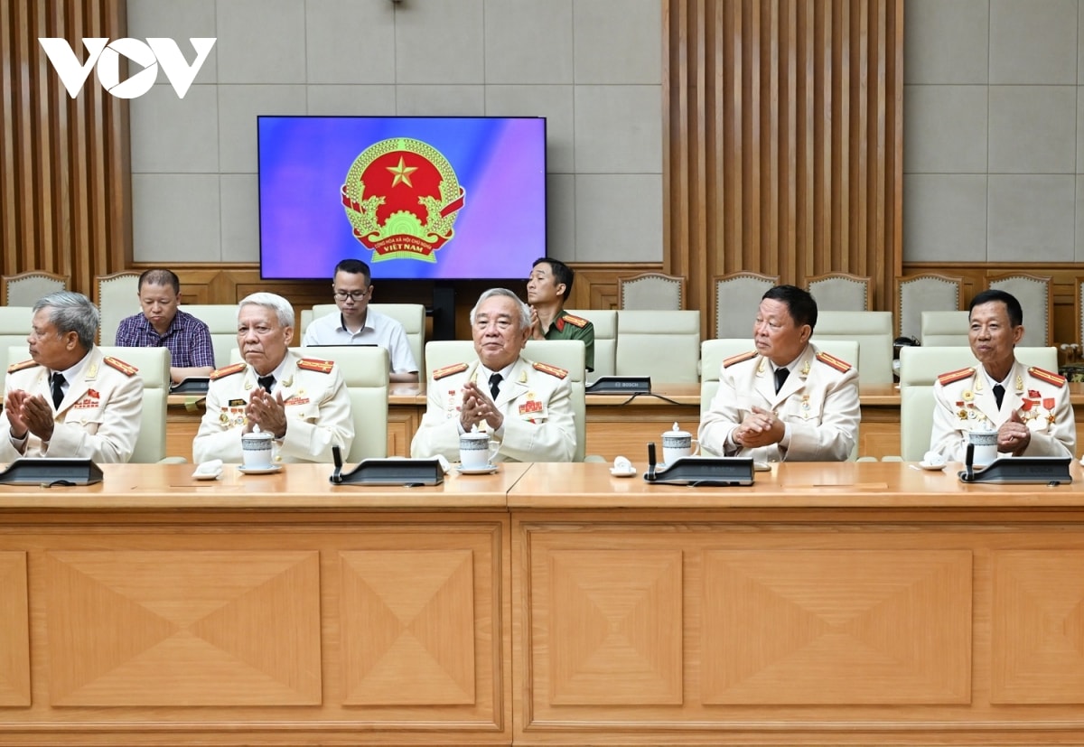 thu tuong gap mat, tri an can bo ban lien lac cong an chi vien chien truong mien nam hinh anh 3