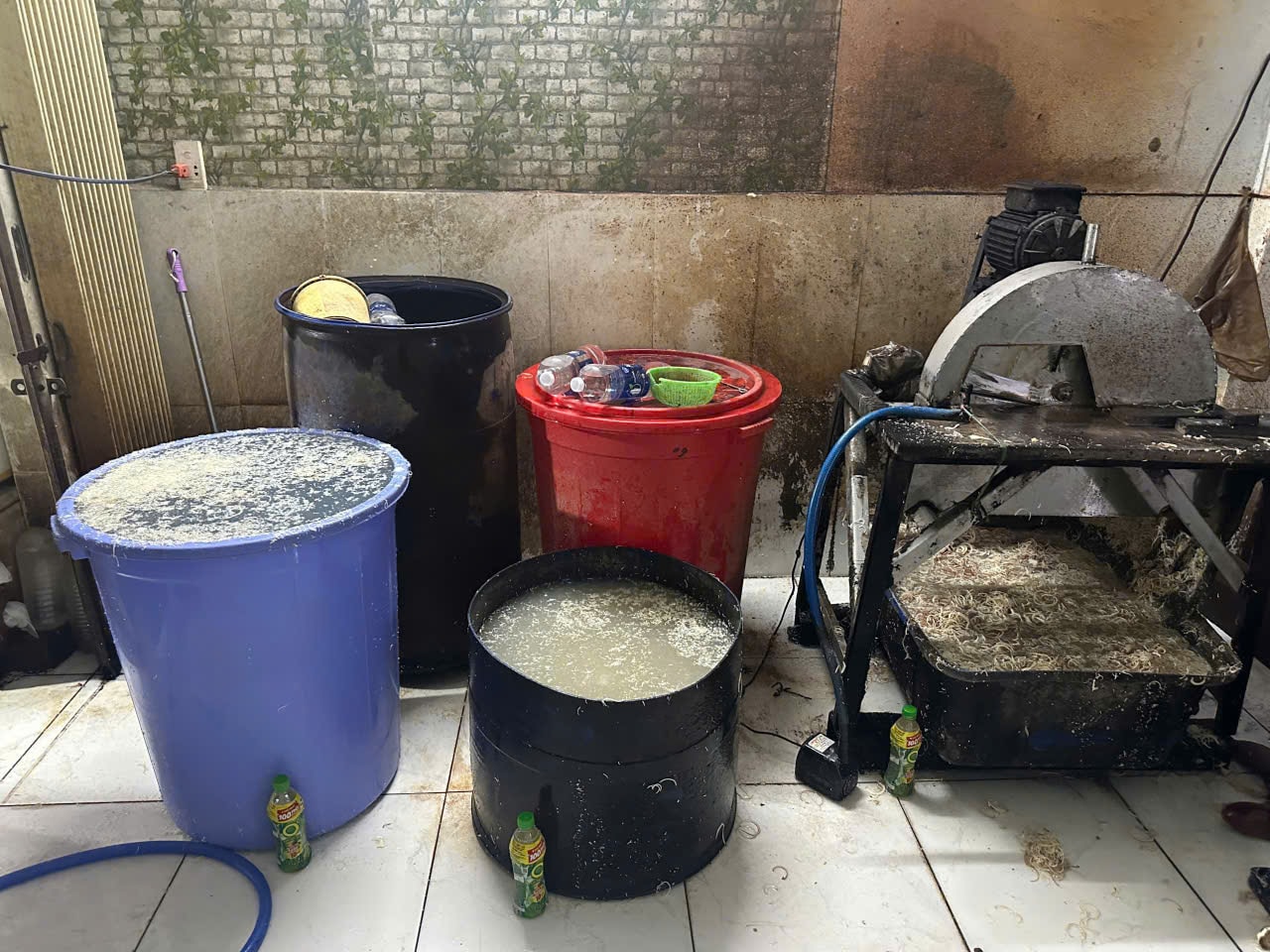 Bà M. sử dụng hóa chất để tẩy trắng hoa chuối. (Ảnh: C.A)