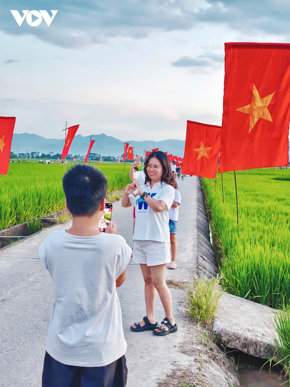 ruc ro con duong co to quoc giua canh dong muong thanh chao mung quoc khanh 2 9 hinh anh 4