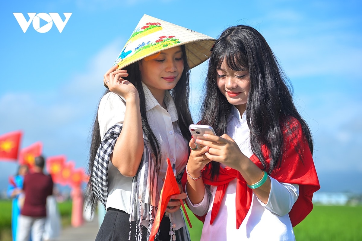 ruc ro con duong co to quoc giua canh dong muong thanh chao mung quoc khanh 2 9 hinh anh 10