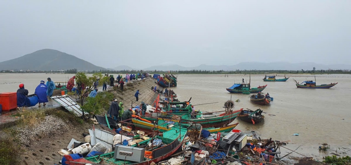 hang chuc tau thuyen cua ngu dan ha tinh bi danh chim hinh anh 1