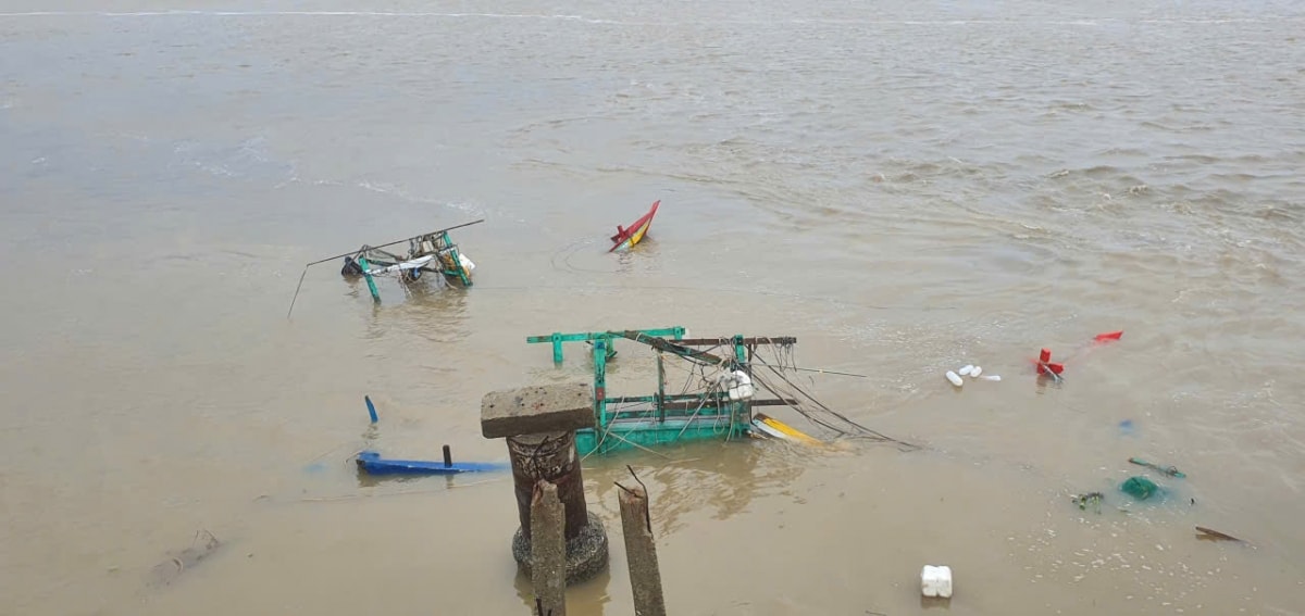 hang chuc tau thuyen cua ngu dan ha tinh bi danh chim hinh anh 2