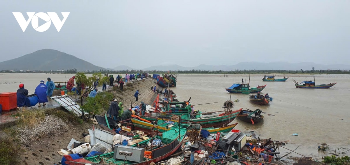 xot xa chung kien ngu dan ha tinh cuu vot tau thuyen hinh anh 1
