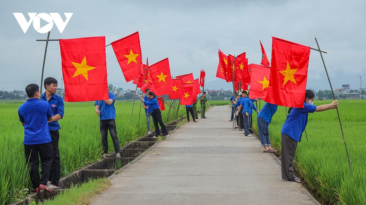 ruc ro con duong co to quoc giua canh dong muong thanh chao mung quoc khanh 2 9 hinh anh 7