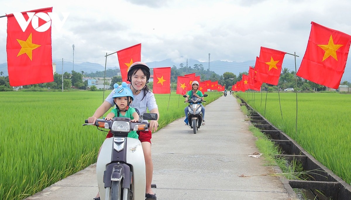 ruc ro con duong co to quoc giua canh dong muong thanh chao mung quoc khanh 2 9 hinh anh 5