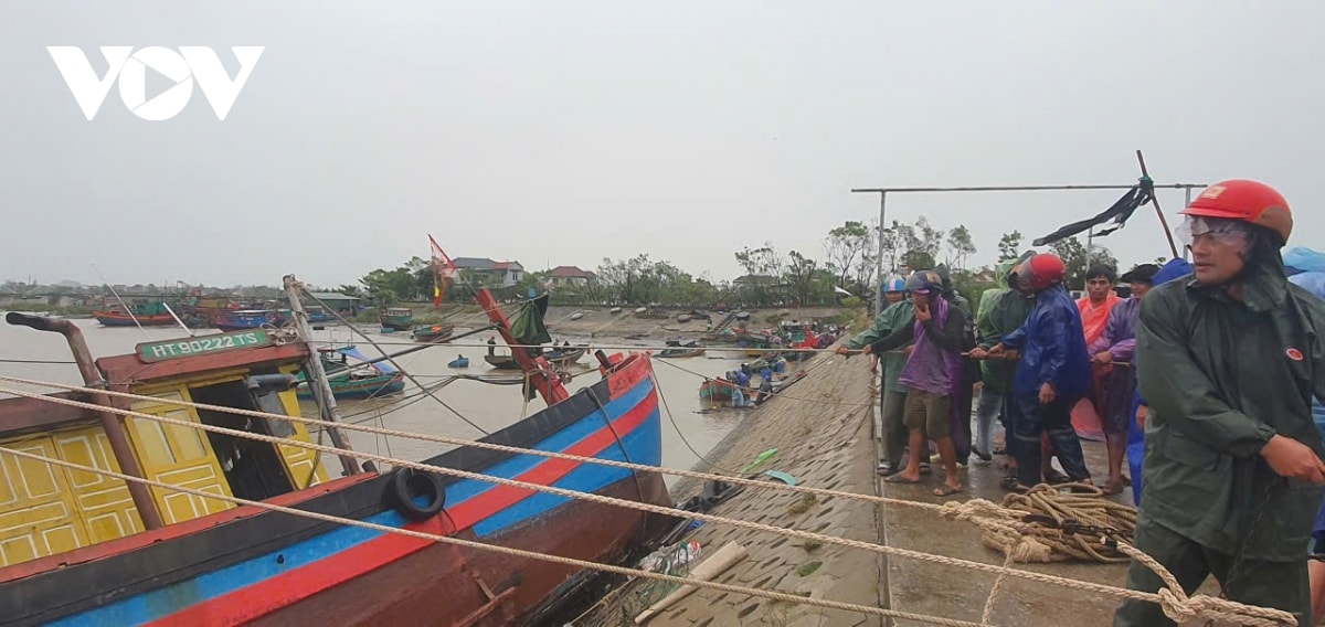 xot xa chung kien ngu dan ha tinh cuu vot tau thuyen hinh anh 4