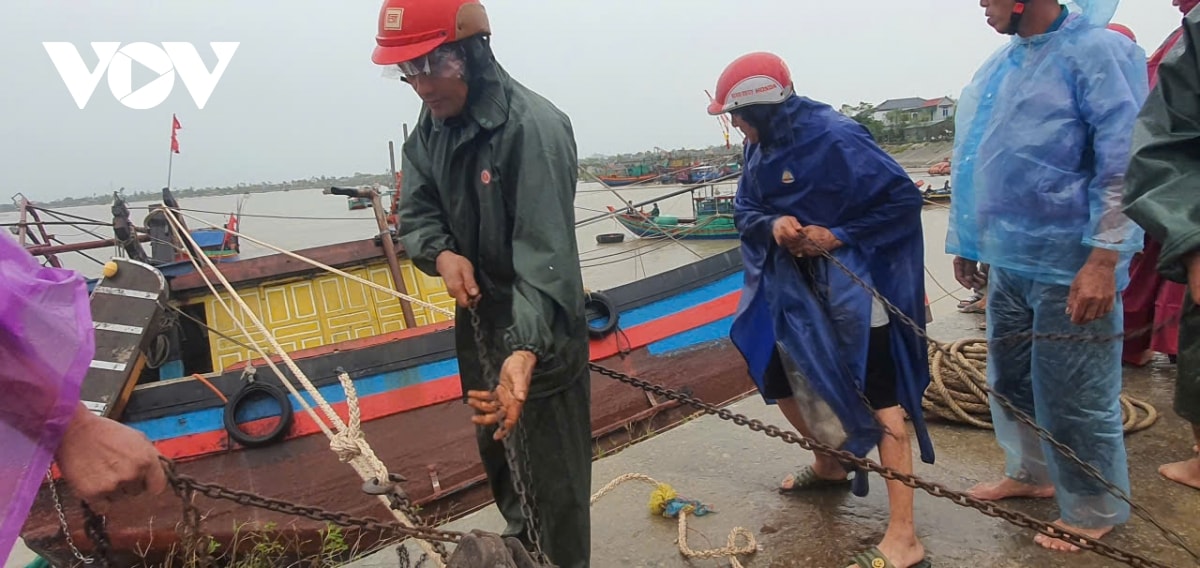 xot xa chung kien ngu dan ha tinh cuu vot tau thuyen hinh anh 3