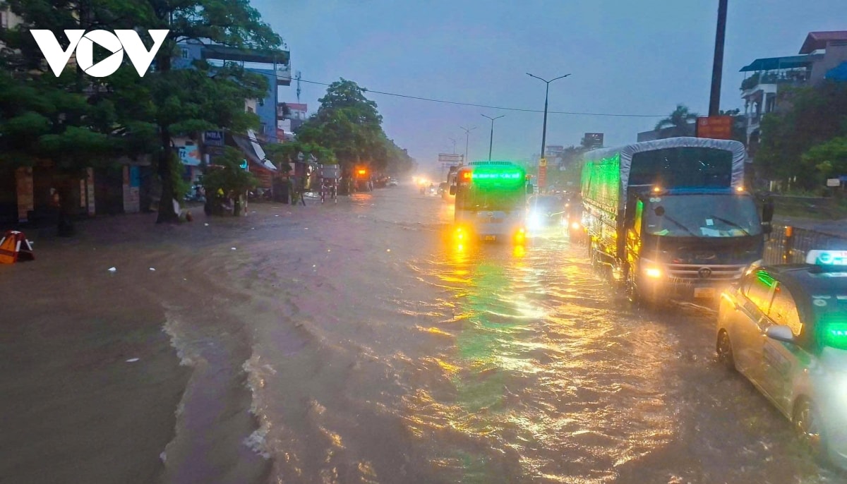 ha noi tiep tuc mua lon, nhieu tuyen pho thanh song hinh anh 1