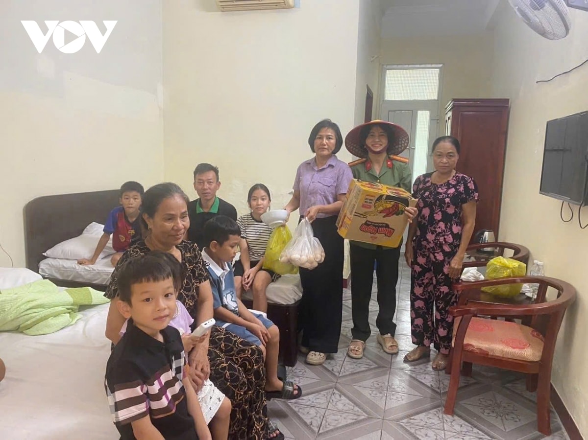 bao so 5 gay mua lon, ha tinh di doi 17.000 nguoi den noi an toan hinh anh 2