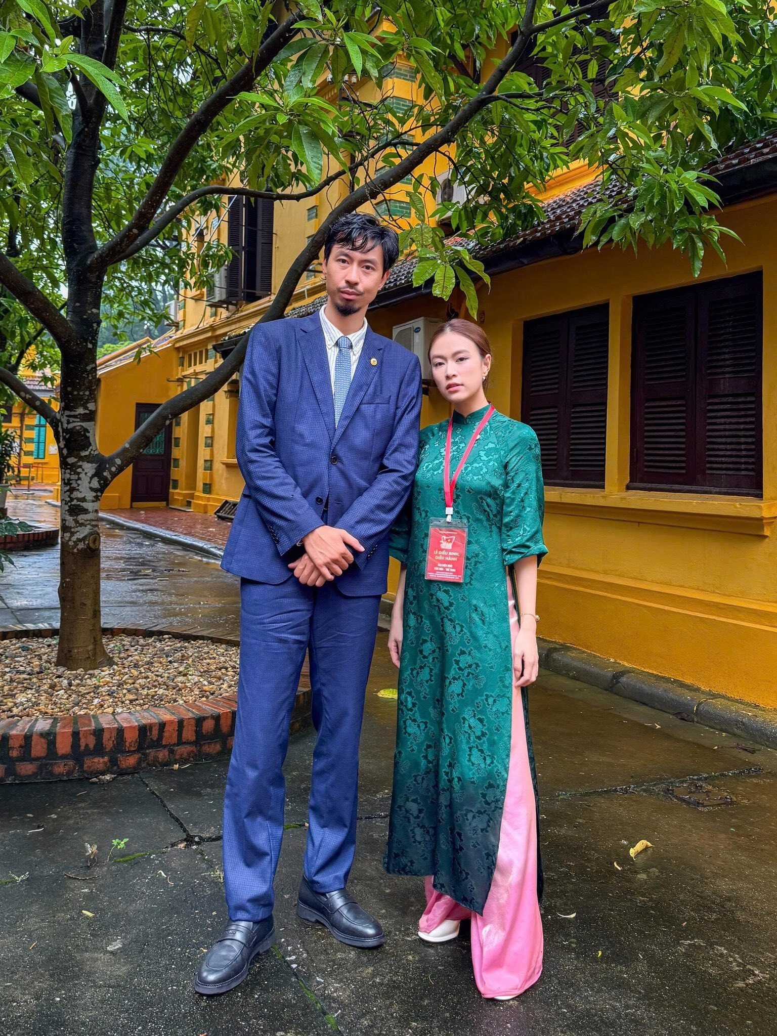 Bức ảnh Hoàng Thuỳ Linh sánh đôi bên Đen Vâu gây chú ý.