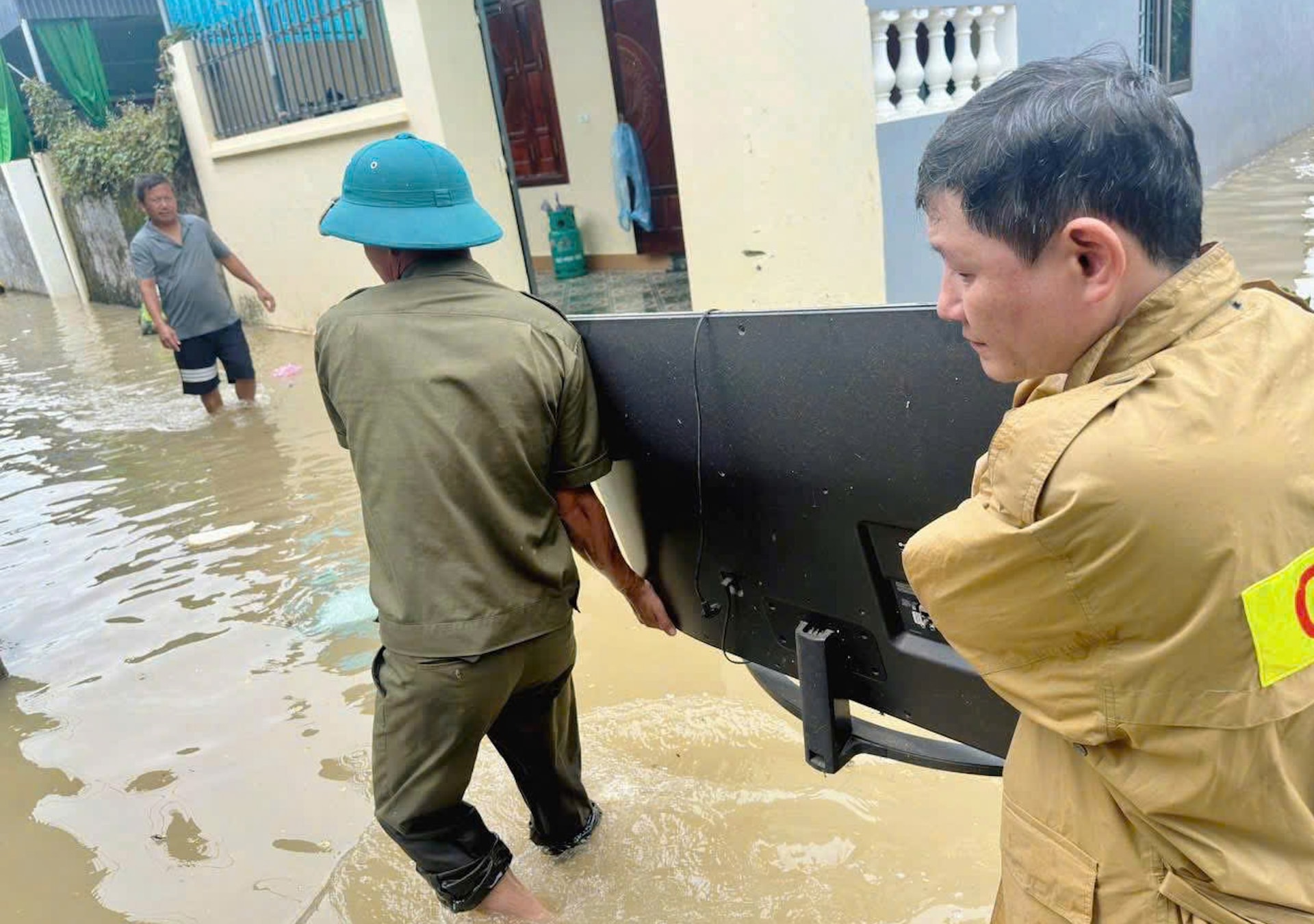 Trước tình hình nguy cấp, chính quyền tỉnh Thanh Hóa ban hành công điện khẩn, yêu cầu huy động tối đa lực lượng công an, quân đội, dân quân tự vệ, y tế và thanh niên tình nguyện phối hợp triển khai công tác sơ tán và di dời tài sản của người dân đến nơi an toàn.