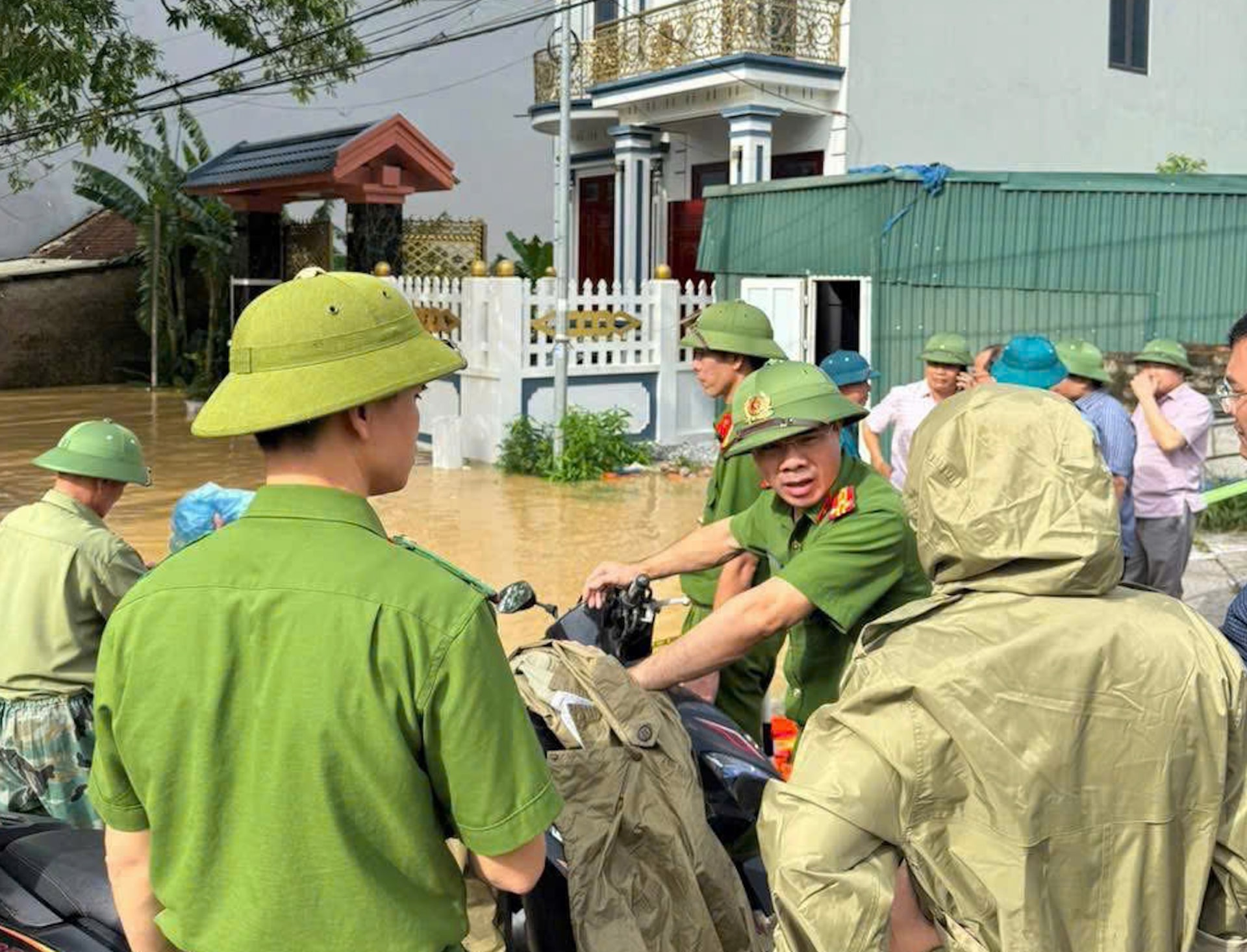 Ttừ chiều 26/8, khi nước sông Mã dâng nhanh, hơn 2.000 ngôi nhà ở phường Hàm Rồng (Thanh Hoá) bị ngập sâu. Chính quyền địa phương lập tức phát đi thông báo khẩn, huy động hàng trăm lượt cán bộ, chiến sĩ cùng nhiều xuồng cứu hộ xuyên đêm đưa người dân ra khỏi vùng nguy hiểm.