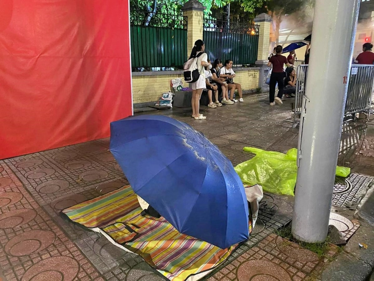 hang nghin nguoi dam mua, xep hang tu som cho xem so duyet dieu binh, dieu hanh hinh anh 2