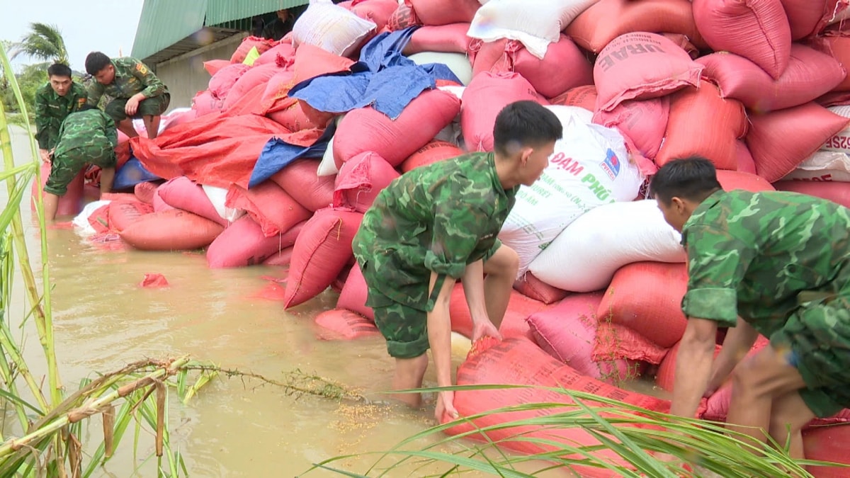 bien phong ha tinh dieu dong can bo, chien sy ho tro ba con khac phuc hau qua bao so 5 hinh anh 4