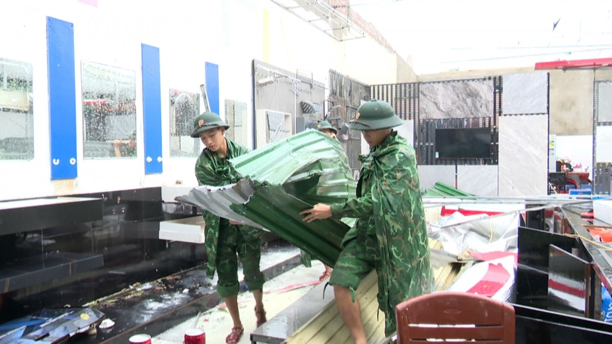 bien phong ha tinh dieu dong can bo, chien sy ho tro ba con khac phuc hau qua bao so 5 hinh anh 2