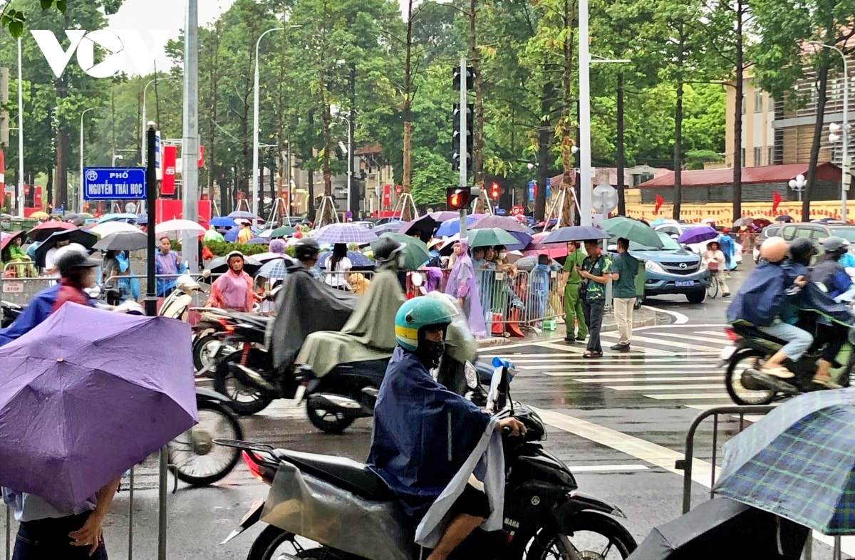 hang nghin nguoi dam mua, xep hang tu som cho xem so duyet dieu binh, dieu hanh hinh anh 3