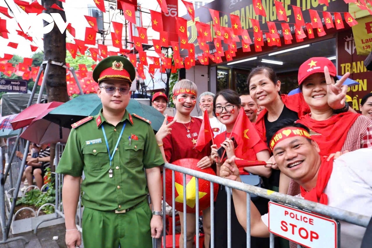 hang nghin nguoi dam mua, xep hang tu som cho xem so duyet dieu binh, dieu hanh hinh anh 5