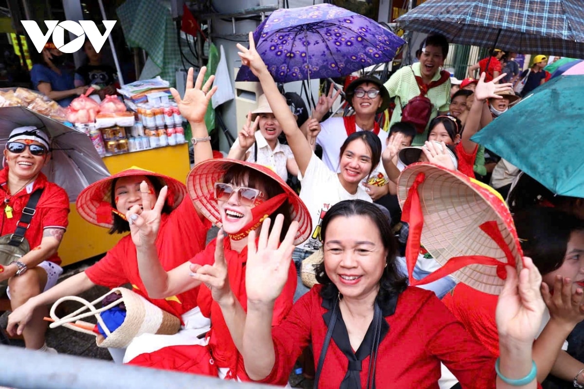 hang nghin nguoi dam mua, xep hang tu som cho xem so duyet dieu binh, dieu hanh hinh anh 6
