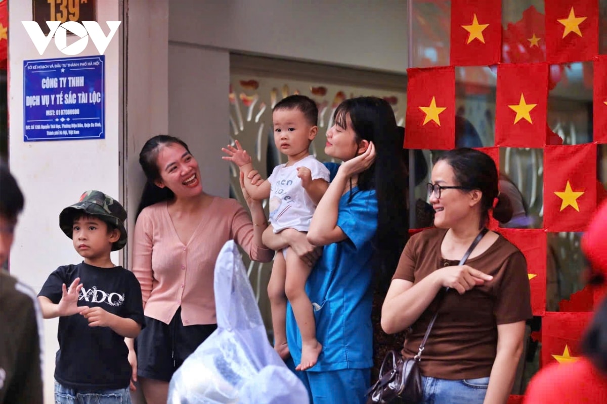 hang nghin nguoi dam mua, xep hang tu som cho xem so duyet dieu binh, dieu hanh hinh anh 7
